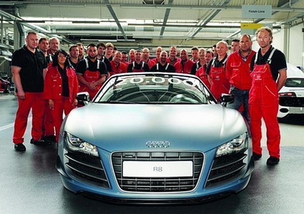 20.000 Audi R8 aus Neckarslum: Der sphärenblaue R8 GT Spyder mit 560 PS geht an einen Kunden in Deutschland und ist das exklusive Topmodell der R8-Familie. Foto: Audi/Auto-Reporter.NET